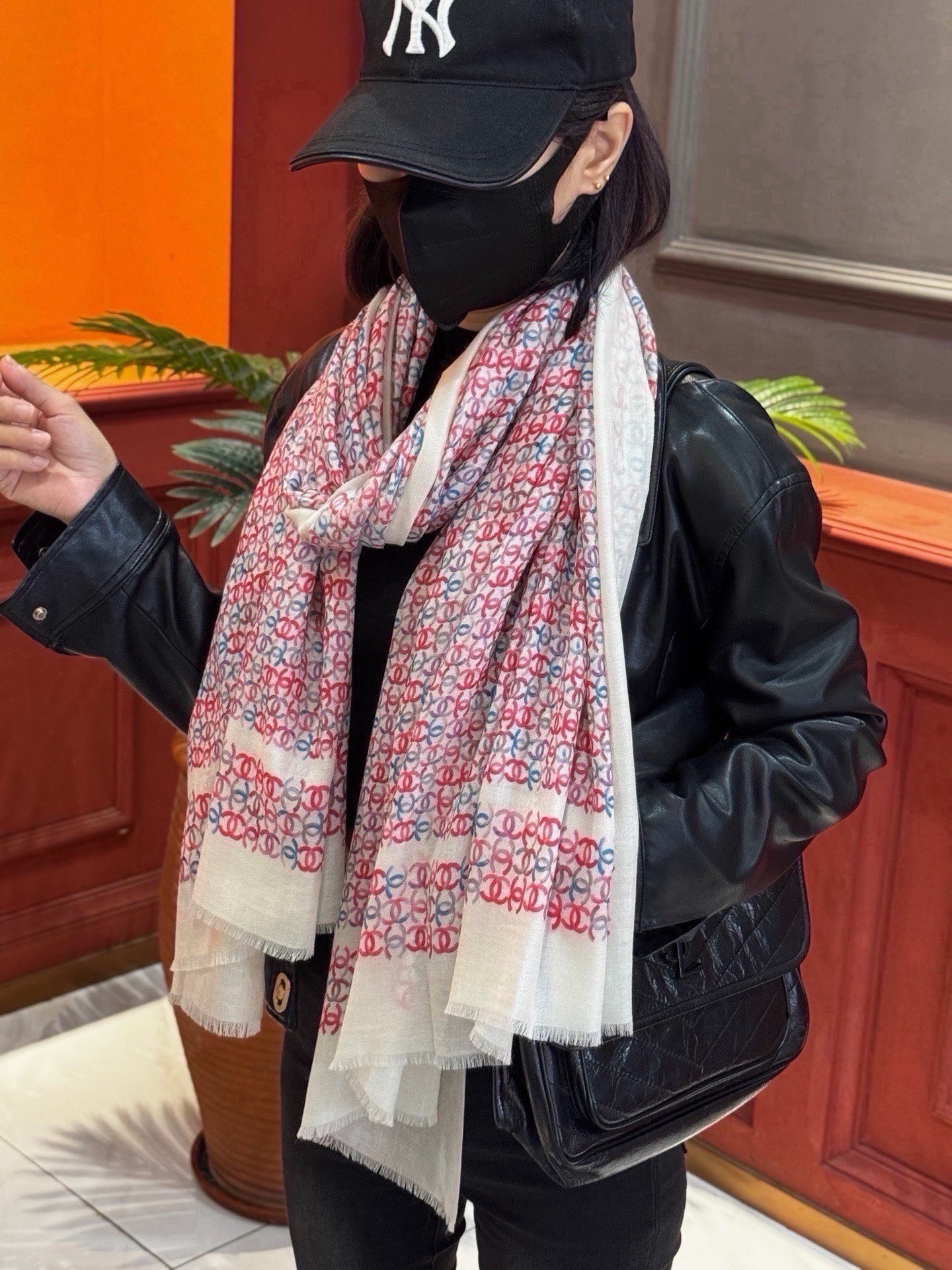 💟新款 💟CHANEL香奈儿经典元素设计优雅大方，绕在颈间超级完美💋💋简直人间的尤物😍 专柜品质[玫瑰]