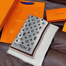 又时髦又百搭!LV新款老花长巾】提升气质和品味的好单品!!四季必备!!真的无敌实用!!Lv难得的羊绒长巾 又时髦又百搭!LV新款老花长巾】提升气质和品味的好单品!!四季必备!!真的无敌实用!!Lv难得的羊绒长巾