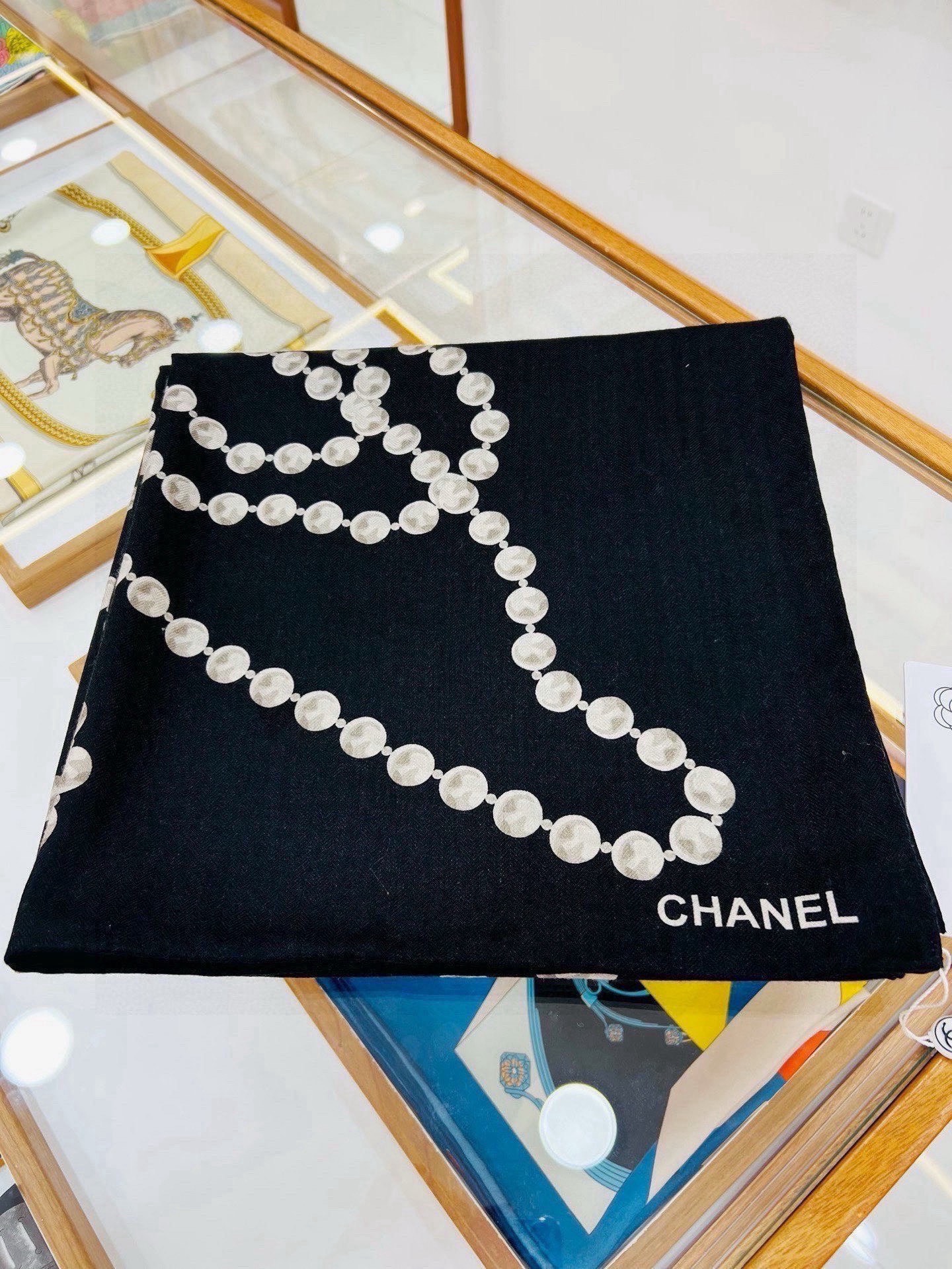 【▪️CHANEL新款 双面同色丝绒方巾】温柔而娴静，珍珠优雅气质！柔软顺滑的感觉真的舒服到心都化了！C