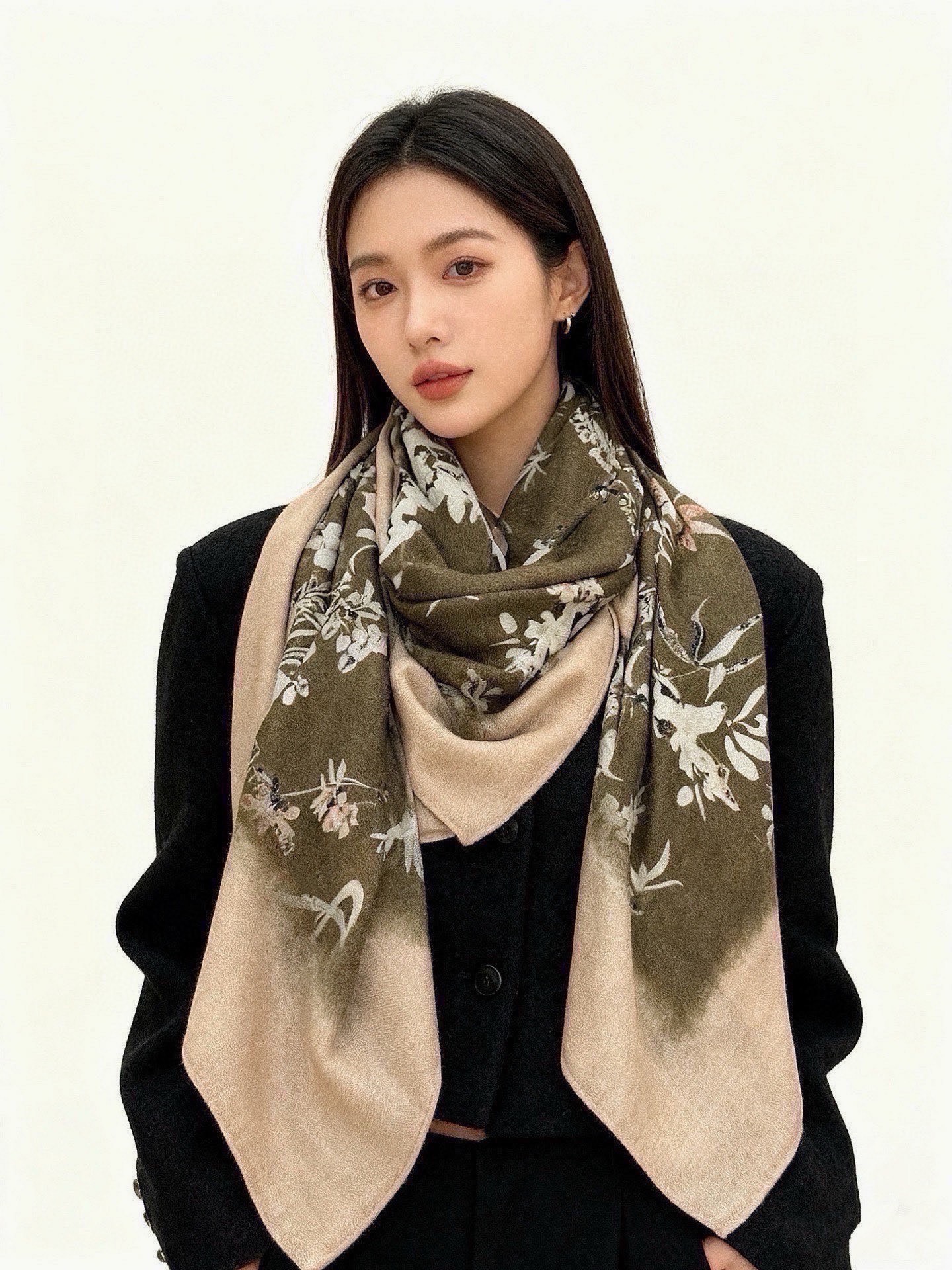 Dior 140丝绒双面同色印花披肩Millefiori 图案这款披肩饰以多色 Millefiori 图
