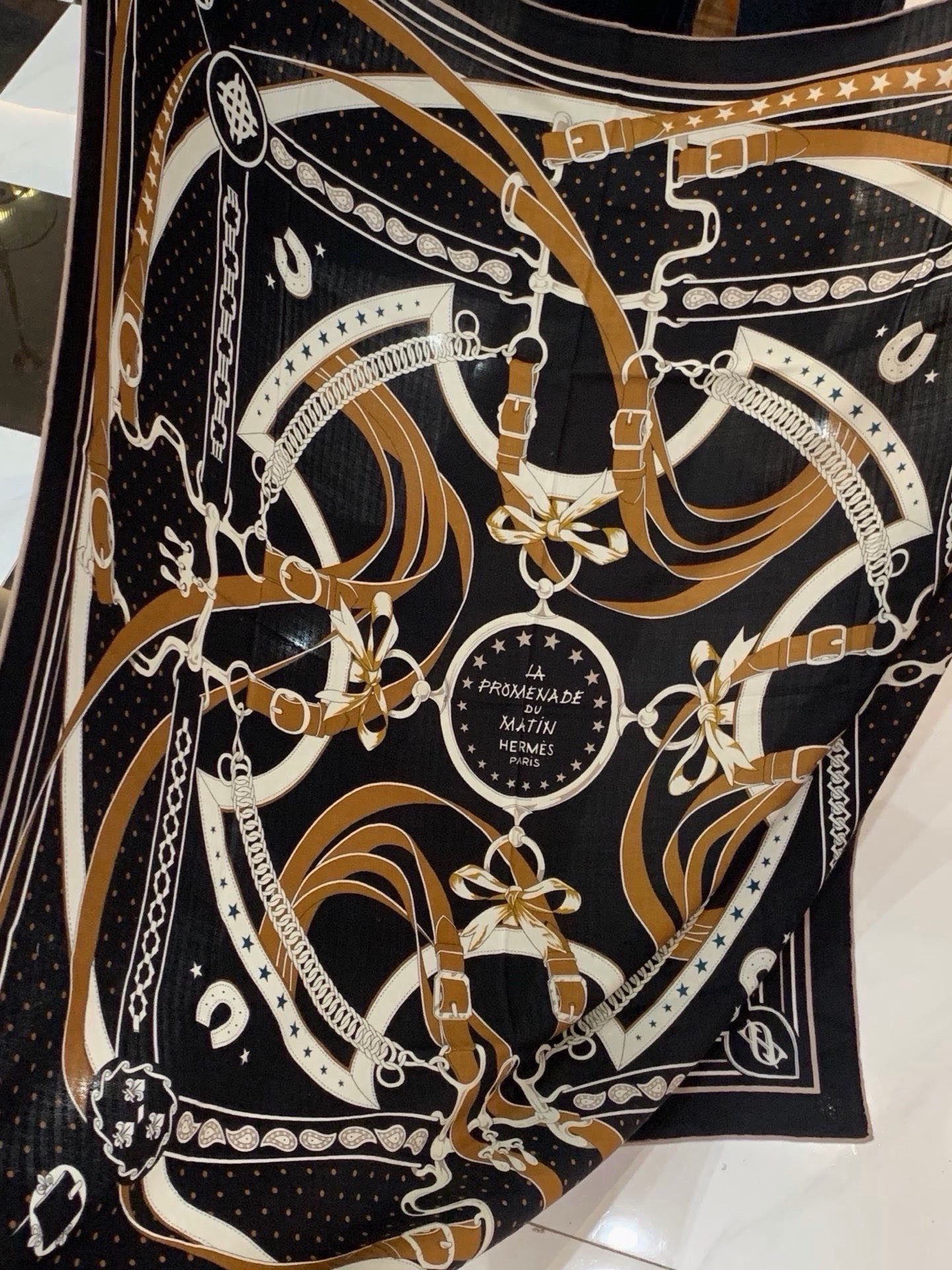 “清晨漫步Bandana”140厘米双面同色丝绒披肩手工卷边山羊绒和真丝混纺披肩（70%山羊绒，30%桑