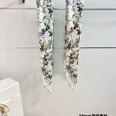 Dior 双面印花方巾90 厘米白色桑蚕丝斜纹面料多色 Lumiere de Rose 图案这款方巾饰以 Dior 双面印花方巾90 厘米白色桑蚕丝斜纹面料多色 Lumiere de Rose 图案这款方巾饰以
