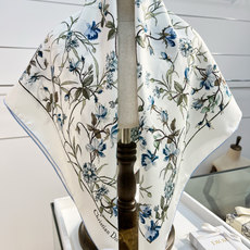 Dior 双面印花方巾90 厘米白色桑蚕丝斜纹面料多色 Lumiere de Rose 图案这款方巾饰以 Dior 双面印花方巾90 厘米白色桑蚕丝斜纹面料多色 Lumiere de Rose 图案这款方巾饰以