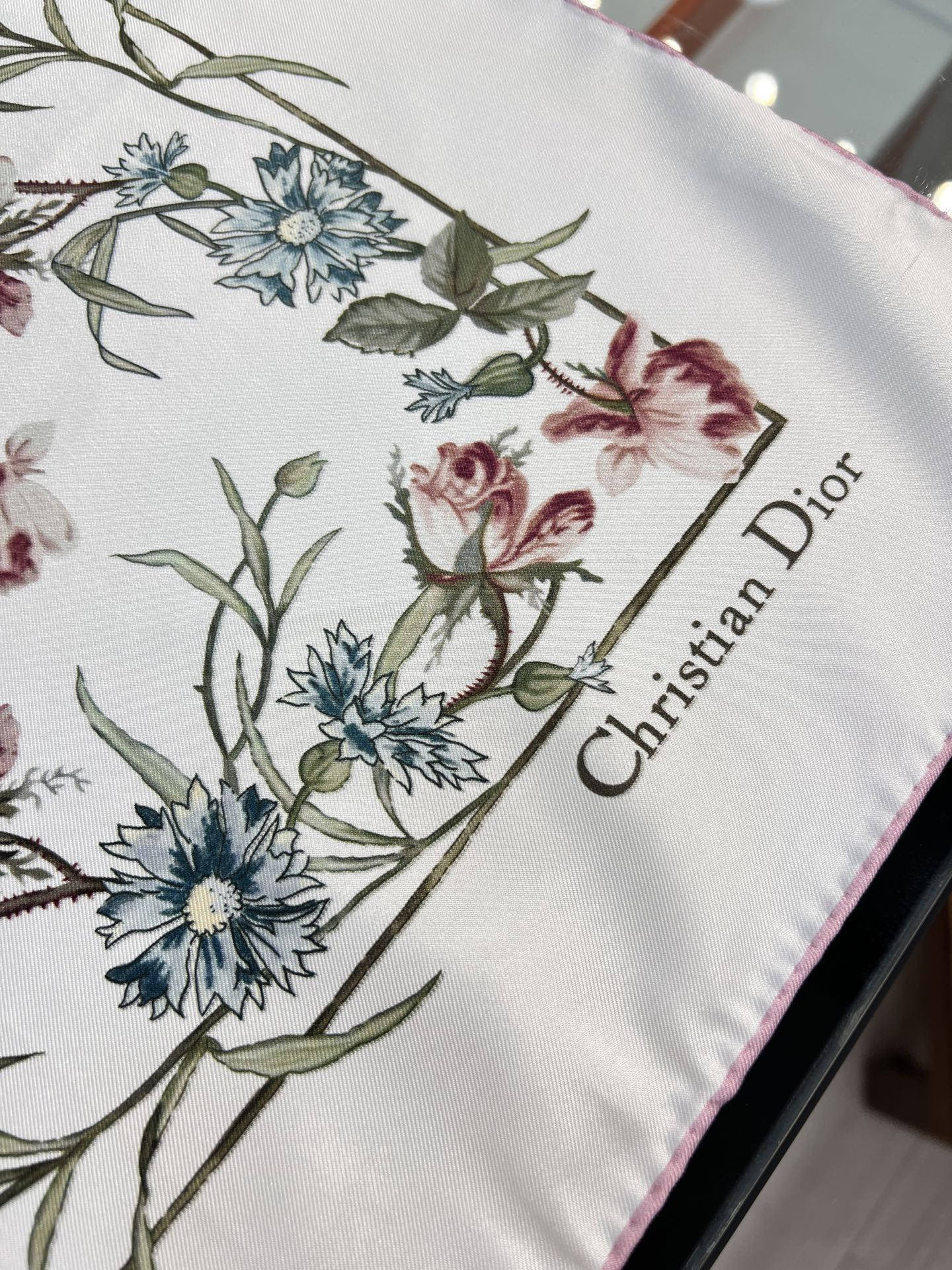 Dior 双面印花方巾90 厘米白色桑蚕丝斜纹面料多色 Lumiere de Rose 图案这款方巾饰以
