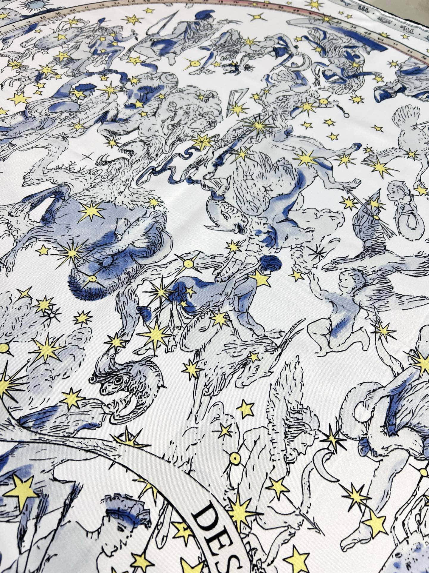Dior 印花方巾90 厘米白色桑蚕丝斜纹面料多色 十二星座系列图案这款方巾饰以 十二星座系列 图案，呈