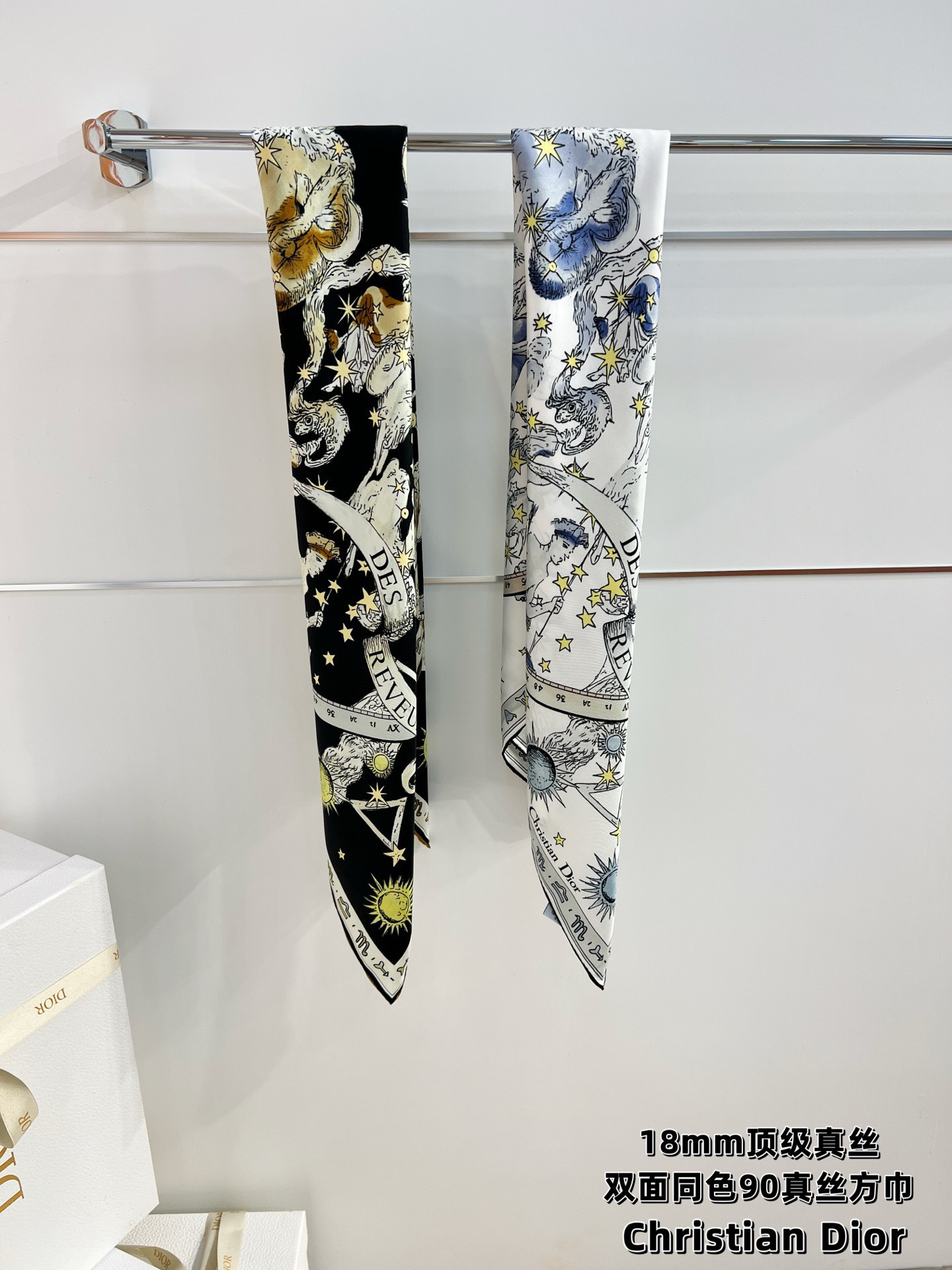 Dior 印花方巾90 厘米白色桑蚕丝斜纹面料多色 十二星座系列图案这款方巾饰以 十二星座系列 图案，呈
