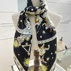Dior 印花方巾90 厘米白色桑蚕丝斜纹面料多色 十二星座系列图案这款方巾饰以 十二星座系列 图案,呈 Dior 印花方巾90 厘米白色桑蚕丝斜纹面料多色 十二星座系列图案这款方巾饰以 十二星座系列 图案,呈