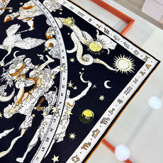 Dior 印花方巾90 厘米白色桑蚕丝斜纹面料多色 十二星座系列图案这款方巾饰以 十二星座系列 图案,呈 Dior 印花方巾90 厘米白色桑蚕丝斜纹面料多色 十二星座系列图案这款方巾饰以 十二星座系列 图案,呈