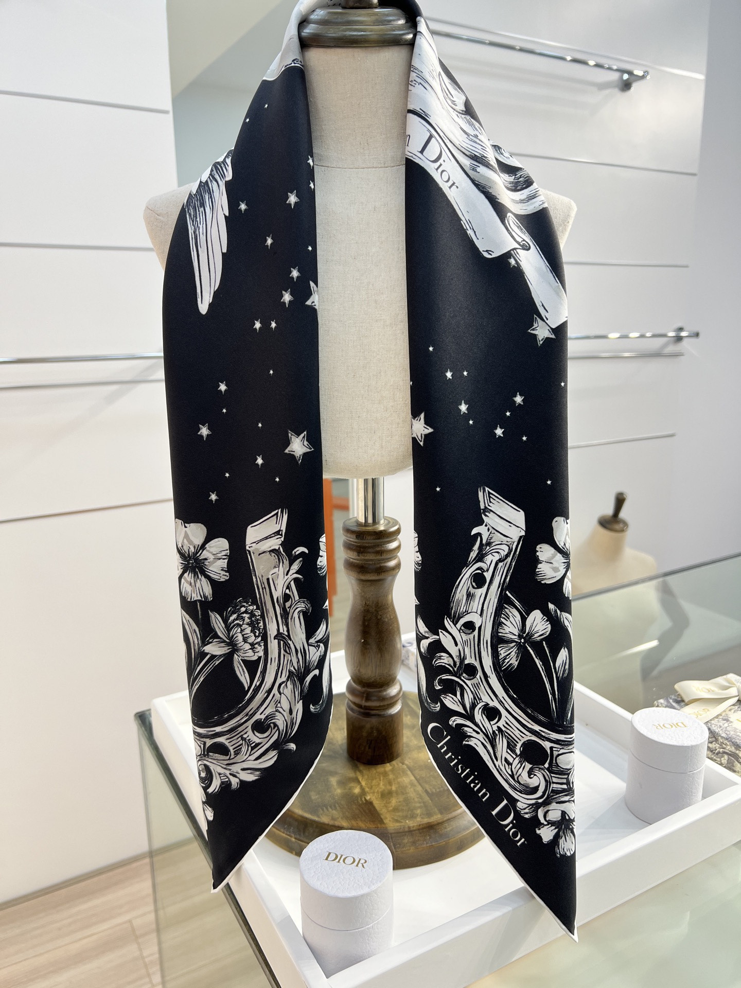 Dior 90双面18mm真丝印花方巾这款方巾以 Dior Star 图案呈现 Dior 的幸运星，通过