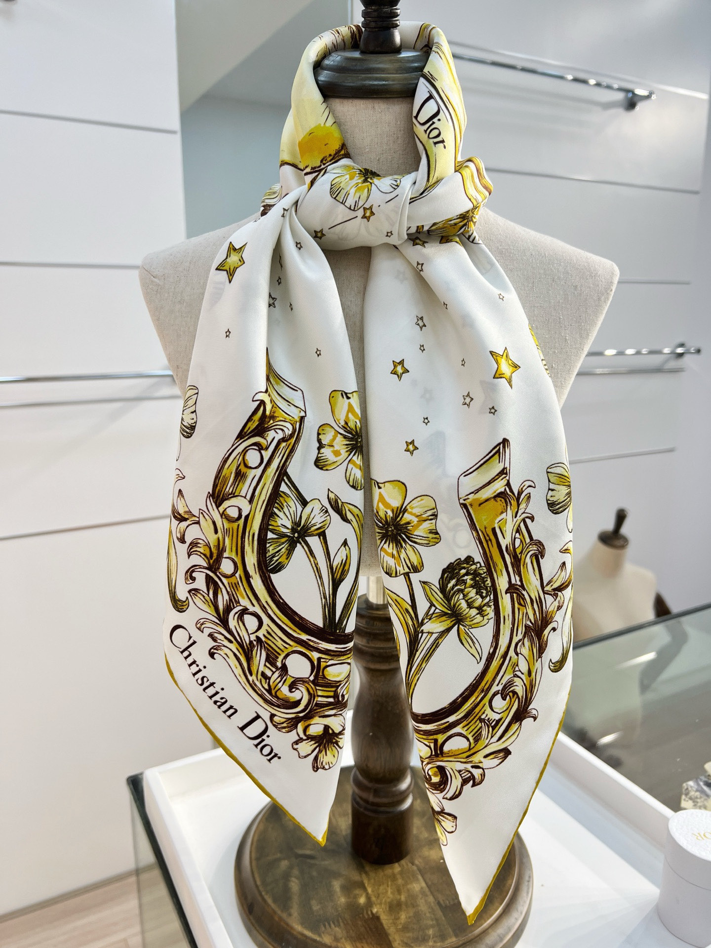 Dior 90双面18mm真丝印花方巾这款方巾以 Dior Star 图案呈现 Dior 的幸运星，通过
