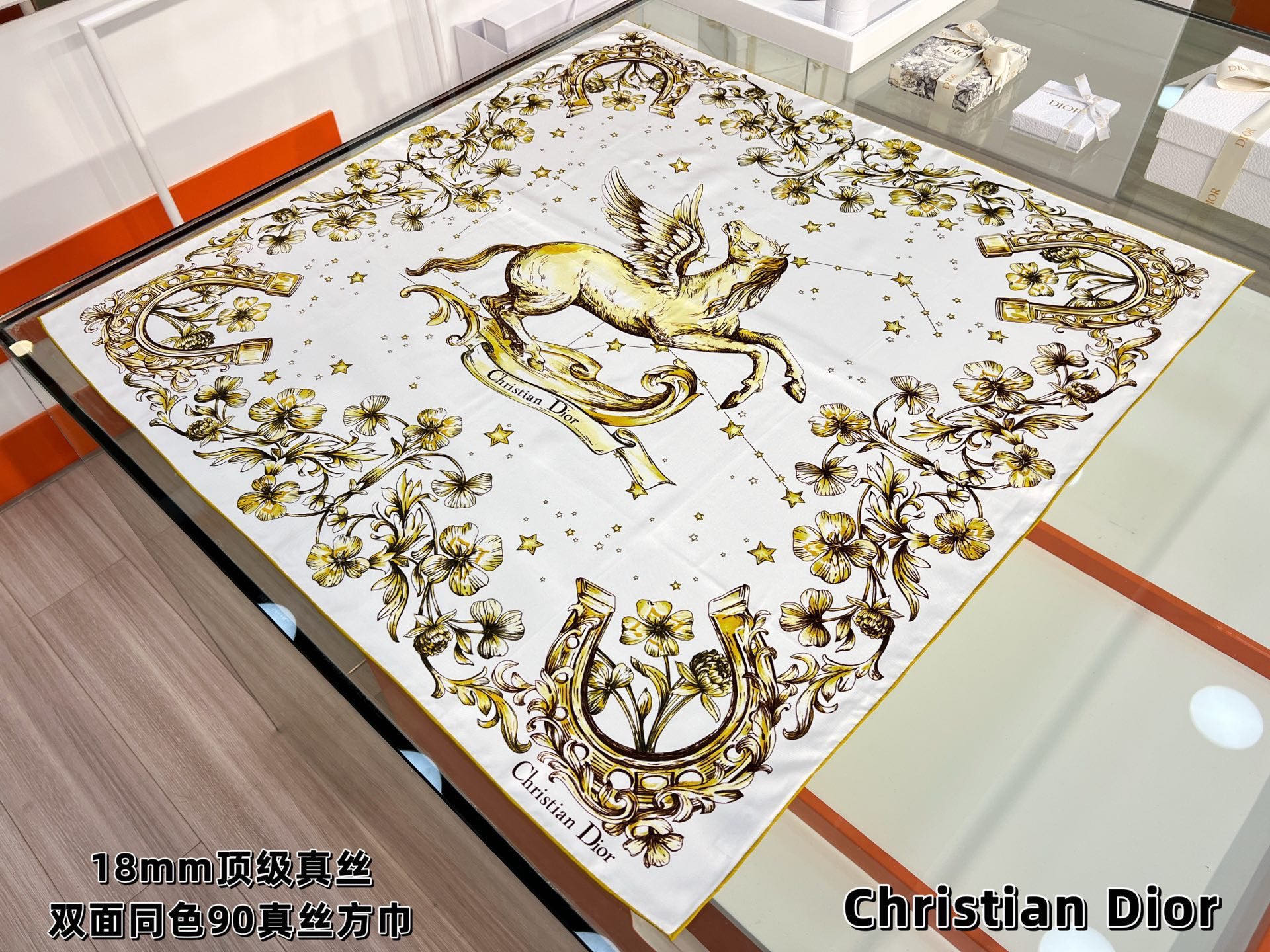 Dior 90双面18mm真丝印花方巾这款方巾以 Dior Star 图案呈现 Dior 的幸运星，通过