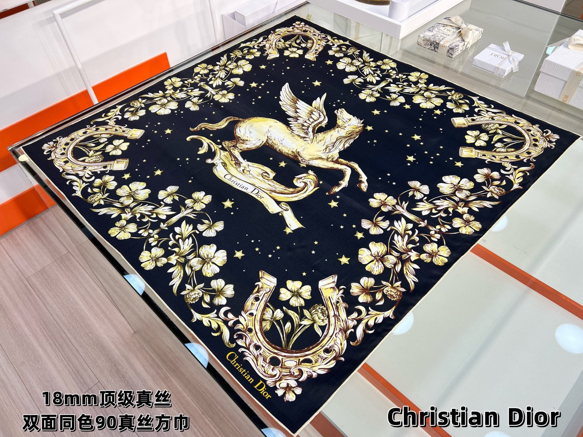 Dior 90双面18mm真丝印花方巾这款方巾以 Dior Star 图案呈现 Dior 的幸运星，通过