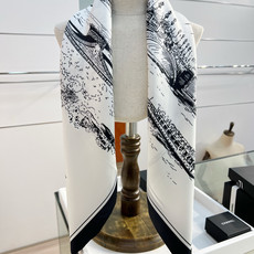 Chanel ~26新品~90双面真丝山茶花、四叶草、埃菲尔铁塔与双C的完美搭配适合各种场合搭配使用设计 Chanel ~26新品~90双面真丝山茶花、四叶草、埃菲尔铁塔与双C的完美搭配适合各种场合搭配使用设计