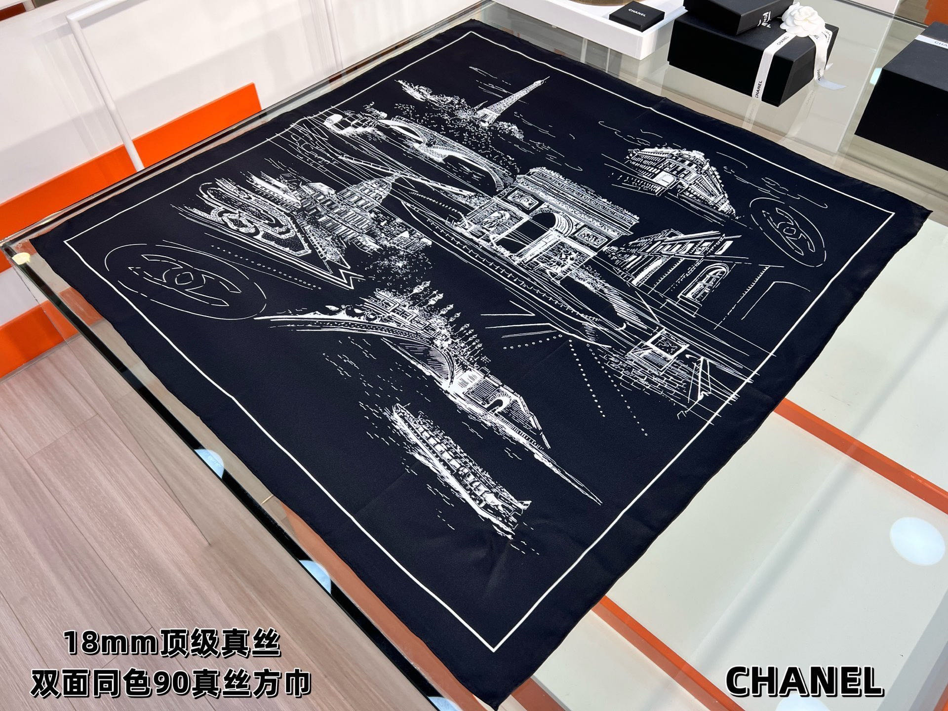 Chanel ~26新品～90双面真丝山茶花、四叶草、埃菲尔铁塔与双C的完美搭配适合各种场合搭配使用设计