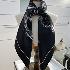 Chanel ~26新品~90双面真丝山茶花、四叶草、埃菲尔铁塔与双C的完美搭配适合各种场合搭配使用设计 Chanel ~26新品~90双面真丝山茶花、四叶草、埃菲尔铁塔与双C的完美搭配适合各种场合搭配使用设计