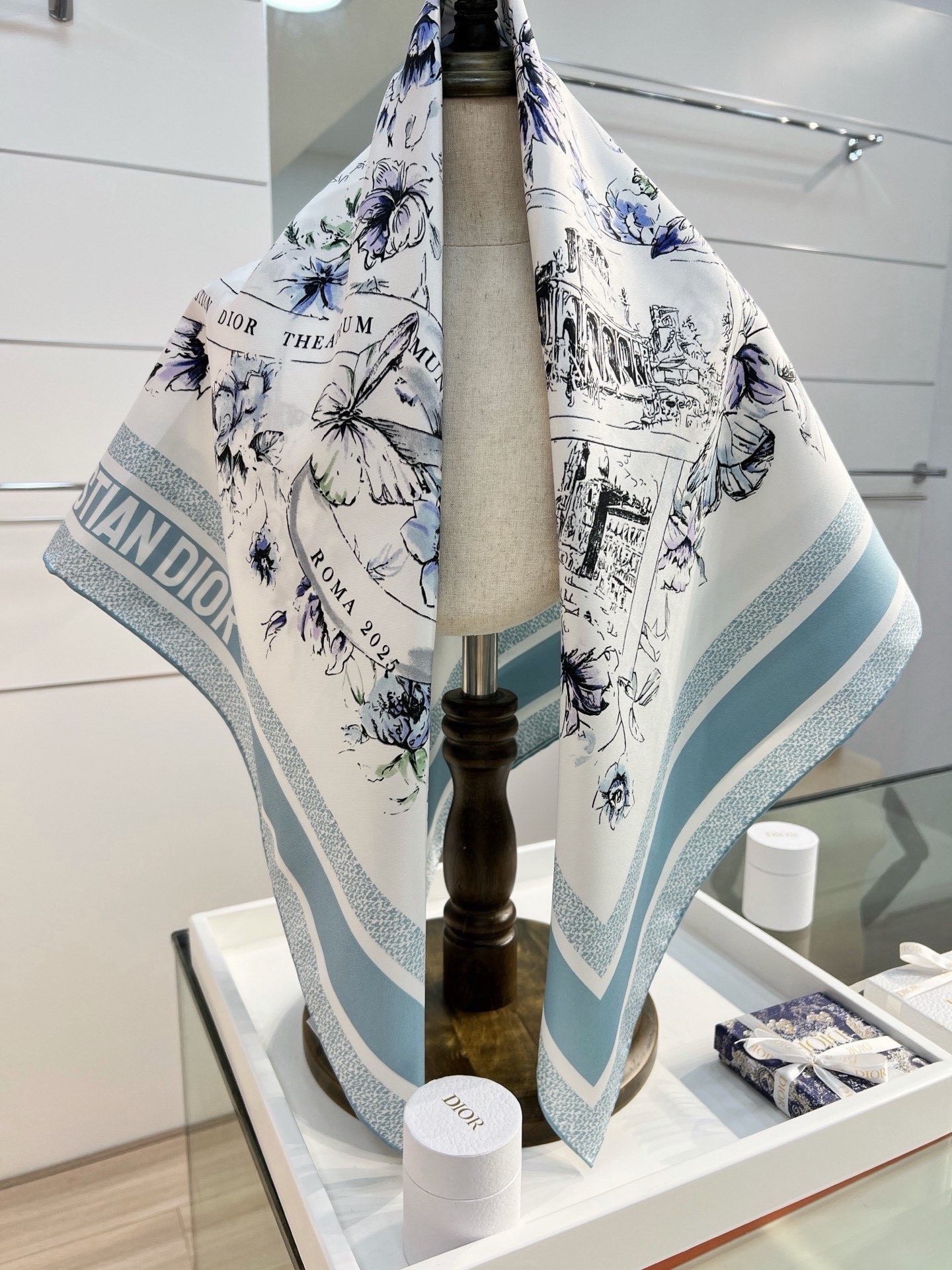 Dior 双面印花方巾90 厘米白色和蓝色桑蚕丝斜纹面料 Souvenir de Rome图案这款方巾饰