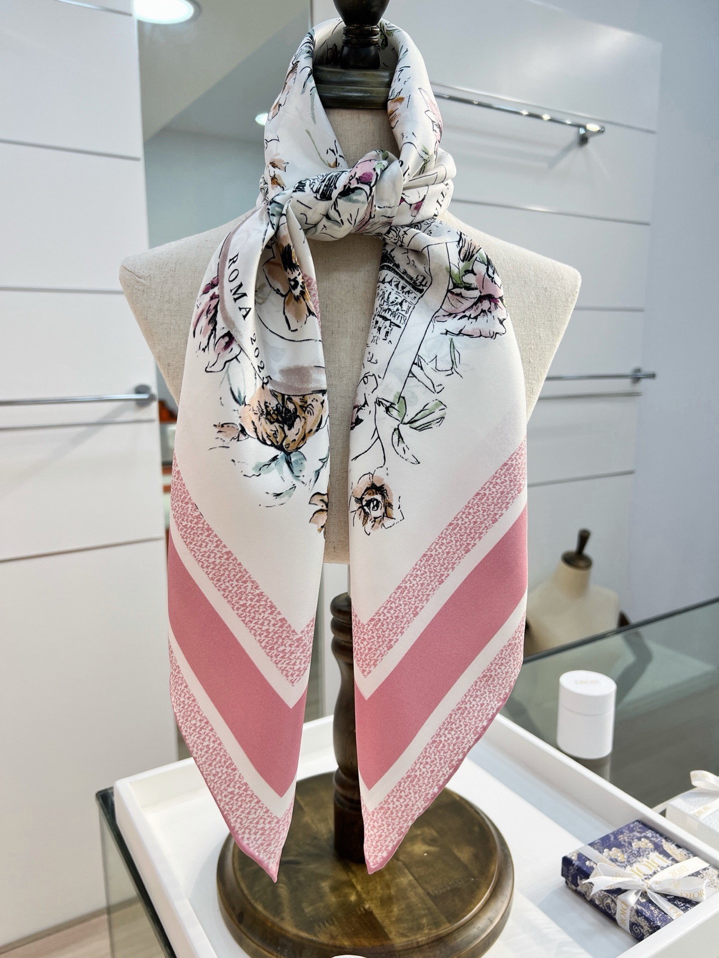 Dior 双面印花方巾90 厘米白色和蓝色桑蚕丝斜纹面料 Souvenir de Rome图案这款方巾饰