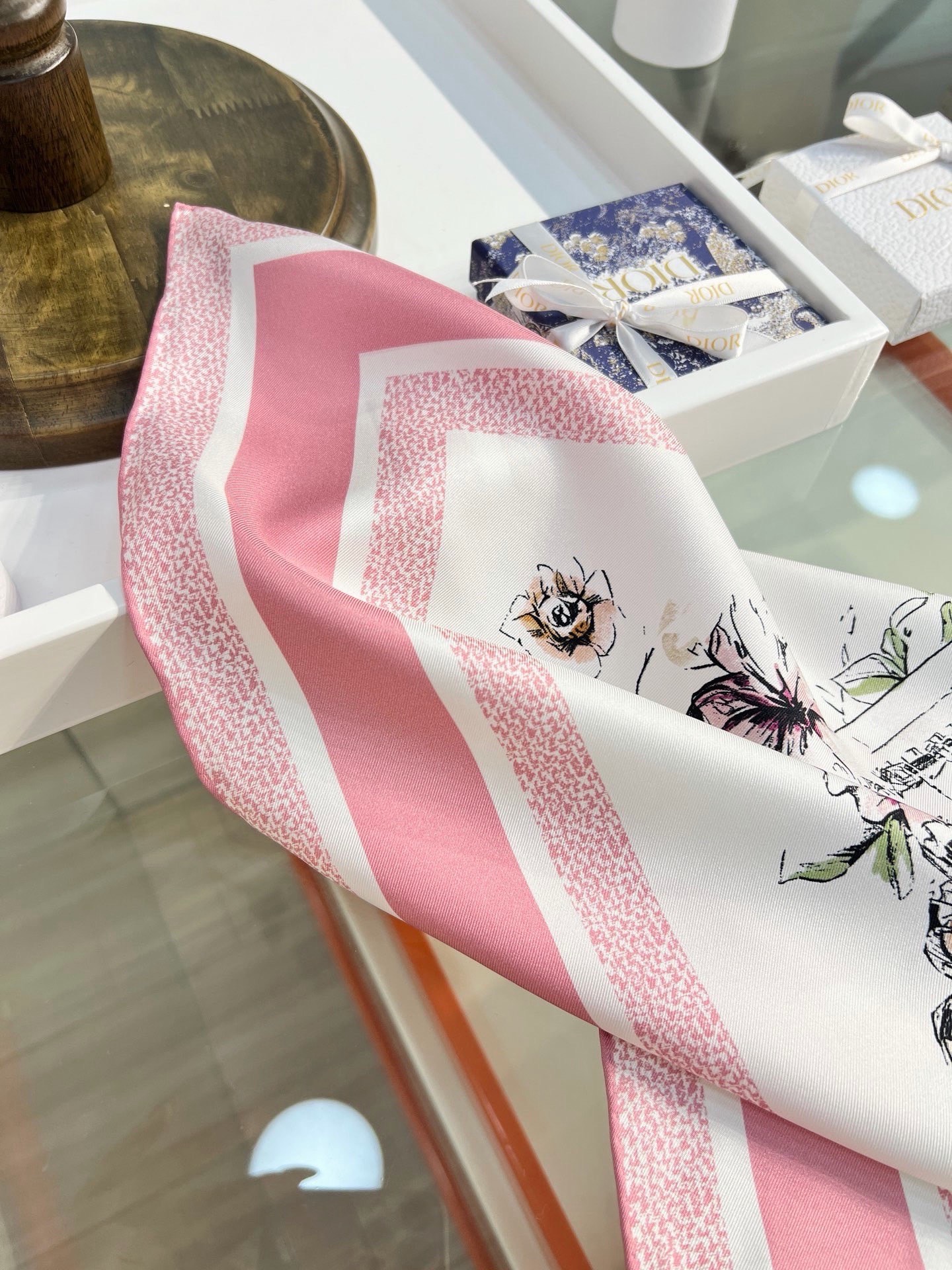 Dior 双面印花方巾90 厘米白色和蓝色桑蚕丝斜纹面料 Souvenir de Rome图案这款方巾饰