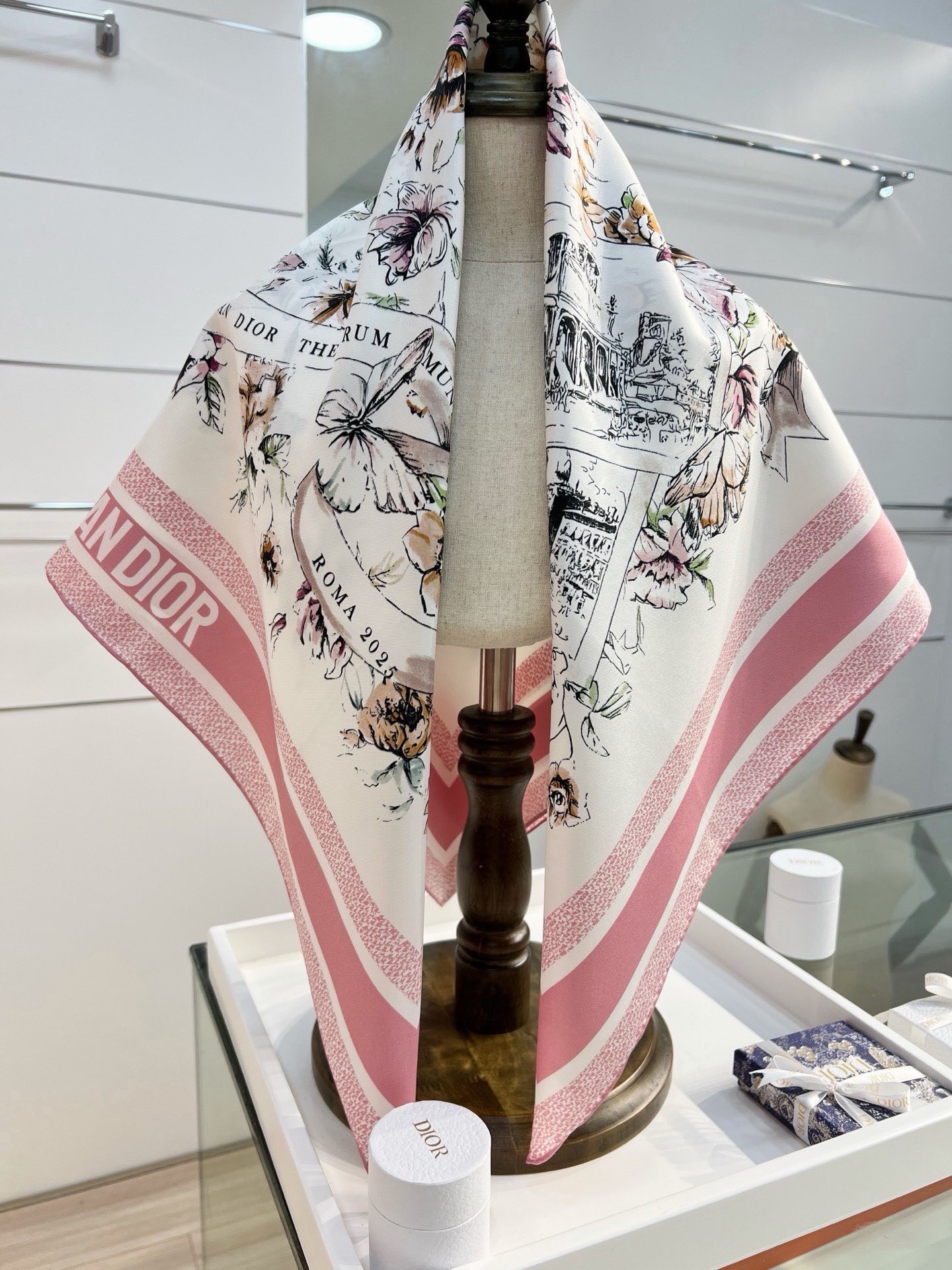 Dior 双面印花方巾90 厘米白色和蓝色桑蚕丝斜纹面料 Souvenir de Rome图案这款方巾饰