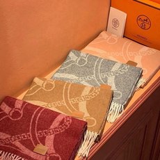 爱马仕👍巴黎时装展商务男士女士羊绒围巾🔥代工厂臻选上乘的超细羊绒纤维 进行纯手工精梳处理 耗时耗力 再以 爱马仕👍巴黎时装展商务男士女士羊绒围巾🔥代工厂臻选上乘的超细羊绒纤维 进行纯手工精梳处理 耗时耗力 再以