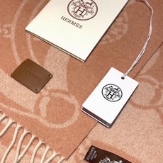 爱马仕👍巴黎时装展商务男士女士羊绒围巾🔥代工厂臻选上乘的超细羊绒纤维 进行纯手工精梳处理 耗时耗力 再以 爱马仕👍巴黎时装展商务男士女士羊绒围巾🔥代工厂臻选上乘的超细羊绒纤维 进行纯手工精梳处理 耗时耗力 再以