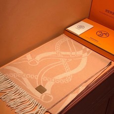 爱马仕👍巴黎时装展商务男士女士羊绒围巾🔥代工厂臻选上乘的超细羊绒纤维 进行纯手工精梳处理 耗时耗力 再以 爱马仕👍巴黎时装展商务男士女士羊绒围巾🔥代工厂臻选上乘的超细羊绒纤维 进行纯手工精梳处理 耗时耗力 再以