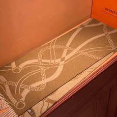 爱马仕👍巴黎时装展商务男士女士羊绒围巾🔥代工厂臻选上乘的超细羊绒纤维 进行纯手工精梳处理 耗时耗力 再以 爱马仕👍巴黎时装展商务男士女士羊绒围巾🔥代工厂臻选上乘的超细羊绒纤维 进行纯手工精梳处理 耗时耗力 再以