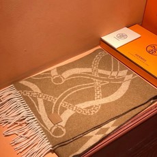 爱马仕👍巴黎时装展商务男士女士羊绒围巾🔥代工厂臻选上乘的超细羊绒纤维 进行纯手工精梳处理 耗时耗力 再以 爱马仕👍巴黎时装展商务男士女士羊绒围巾🔥代工厂臻选上乘的超细羊绒纤维 进行纯手工精梳处理 耗时耗力 再以