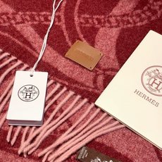 爱马仕👍巴黎时装展商务男士女士羊绒围巾🔥代工厂臻选上乘的超细羊绒纤维 进行纯手工精梳处理 耗时耗力 再以 爱马仕👍巴黎时装展商务男士女士羊绒围巾🔥代工厂臻选上乘的超细羊绒纤维 进行纯手工精梳处理 耗时耗力 再以