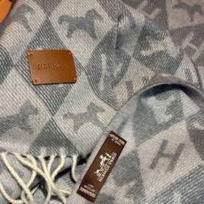 爱马仕👍巴黎时装展商务男士女士羊绒围巾🔥代工厂臻选上乘的超细羊绒纤维 进行纯手工精梳处理 耗时耗力 再以 爱马仕👍巴黎时装展商务男士女士羊绒围巾🔥代工厂臻选上乘的超细羊绒纤维 进行纯手工精梳处理 耗时耗力 再以