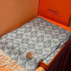 爱马仕👍巴黎时装展商务男士女士羊绒围巾🔥代工厂臻选上乘的超细羊绒纤维 进行纯手工精梳处理 耗时耗力 再以 爱马仕👍巴黎时装展商务男士女士羊绒围巾🔥代工厂臻选上乘的超细羊绒纤维 进行纯手工精梳处理 耗时耗力 再以
