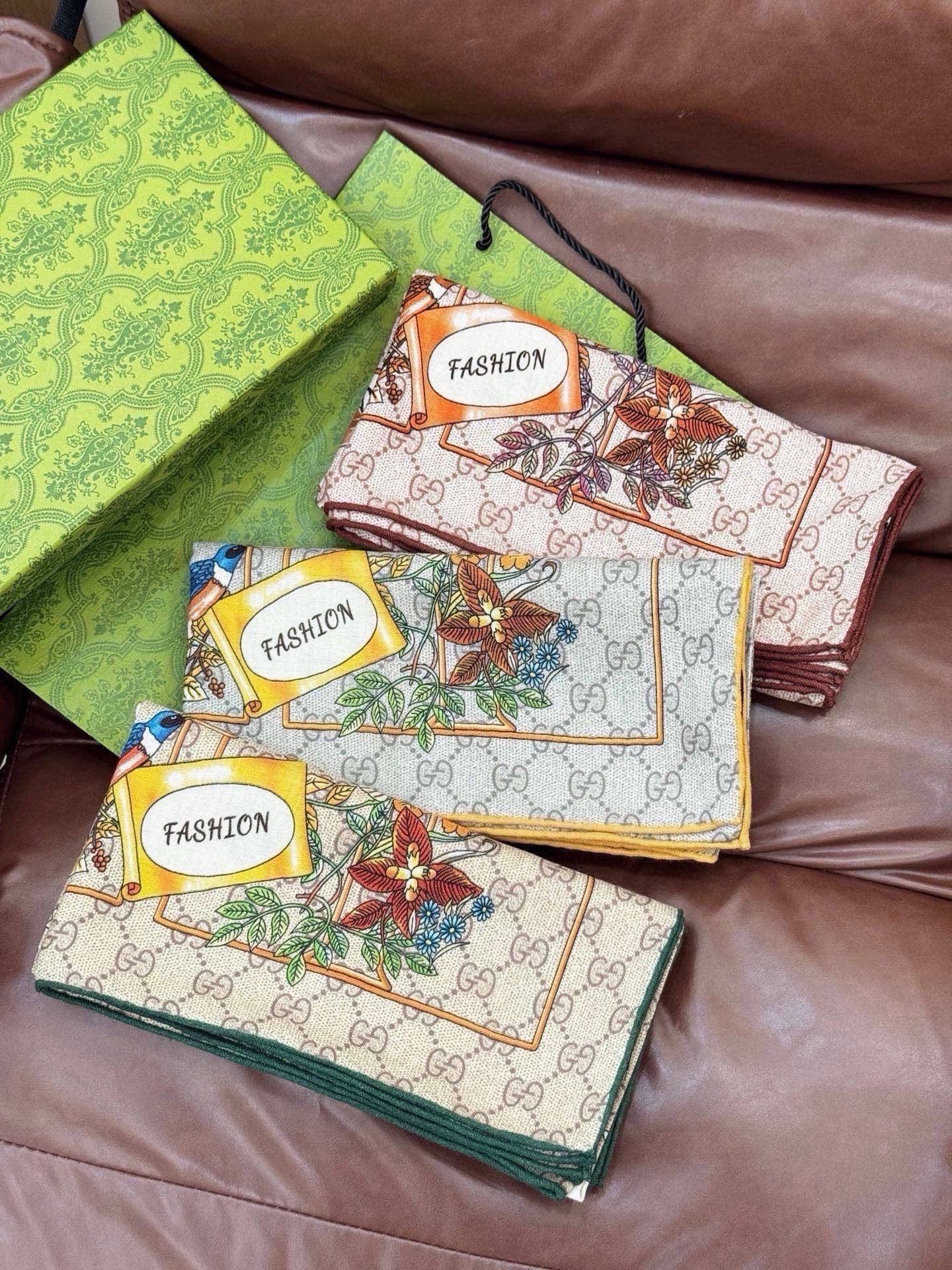 Gucci新款方巾 Gucci动物和花卉印花品牌典藏图案在与全新醒目印花的衬托下熠熠生辉。这款方巾匠心缀