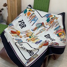 💟Gucci~140双面丝绒披肩马鞍细节和骑马图案以精致色调匠心呈献,意在向品牌与马术世界的深厚渊源致敬 💟Gucci~140双面丝绒披肩马鞍细节和骑马图案以精致色调匠心呈献,意在向品牌与马术世界的深厚渊源致敬