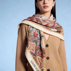 140双面丝绒披肩… LV手工卷边丝绒方巾(30%桑蚕丝70%羊绒)这款经典单品展现强大而迷人的女性魅力 140双面丝绒披肩… LV手工卷边丝绒方巾(30%桑蚕丝70%羊绒)这款经典单品展现强大而迷人的女性魅力