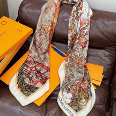 140双面丝绒披肩… LV手工卷边丝绒方巾(30%桑蚕丝70%羊绒)这款经典单品展现强大而迷人的女性魅力 140双面丝绒披肩… LV手工卷边丝绒方巾(30%桑蚕丝70%羊绒)这款经典单品展现强大而迷人的女性魅力