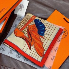 “鞍上世界”140丝绒方巾双面同色手工卷边丝绒方巾(30%真丝70%羊绒)这款披肩的经典单品展现强大而迷 “鞍上世界”140丝绒方巾双面同色手工卷边丝绒方巾(30%真丝70%羊绒)这款披肩的经典单品展现强大而迷