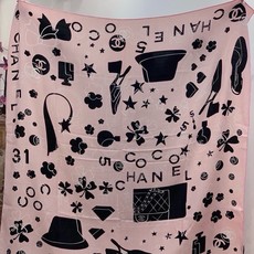 上新❤️【Chanel】 经典茶花优雅Coco风,Chanel最新菱格丝绒大方巾~气质到骨子里,香奶奶新 上新❤️【Chanel】 经典茶花优雅Coco风,Chanel最新菱格丝绒大方巾~气质到骨子里,香奶奶新