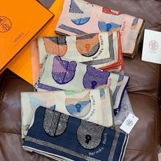 爱马仕(Hermes)【💗】 | “马具故事的诗意回顾”140披肩 【上新❤️】 永远秉承高品质手工卷边 爱马仕(Hermes)【💗】 | “马具故事的诗意回顾”140披肩 【上新❤️】 永远秉承高品质手工卷边