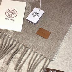 爱马仕👍巴黎时装展商务男士女士羊绒围巾🔥代工厂臻选上乘的超细羊绒纤维 进行纯手工精梳处理 耗时耗力 再以 爱马仕👍巴黎时装展商务男士女士羊绒围巾🔥代工厂臻选上乘的超细羊绒纤维 进行纯手工精梳处理 耗时耗力 再以