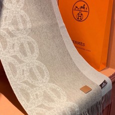 爱马仕👍巴黎时装展商务男士女士羊绒围巾🔥代工厂臻选上乘的超细羊绒纤维 进行纯手工精梳处理 耗时耗力 再以 爱马仕👍巴黎时装展商务男士女士羊绒围巾🔥代工厂臻选上乘的超细羊绒纤维 进行纯手工精梳处理 耗时耗力 再以