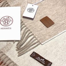 爱马仕👍巴黎时装展商务男士女士羊绒围巾🔥代工厂臻选上乘的超细羊绒纤维 进行纯手工精梳处理 耗时耗力 再以 爱马仕👍巴黎时装展商务男士女士羊绒围巾🔥代工厂臻选上乘的超细羊绒纤维 进行纯手工精梳处理 耗时耗力 再以