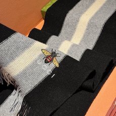 男女同款,百分百纯羊绒 Gucci 高端羊绒针织围巾!】可正式,可随意,非常Classical的设计。这 男女同款,百分百纯羊绒 Gucci 高端羊绒针织围巾!】可正式,可随意,非常Classical的设计。这