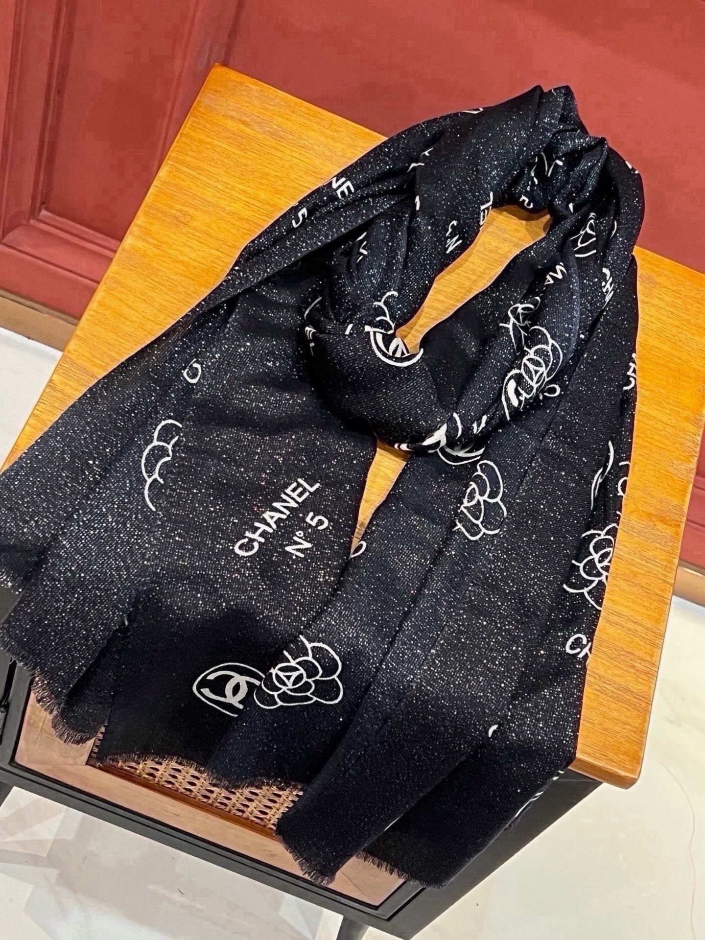 上新🌟 会发光发亮的围巾 💄💋新款客供银线💖羊绒面料长巾 😘美翻了[流泪]【小香银线图标】，御用殿堂级极