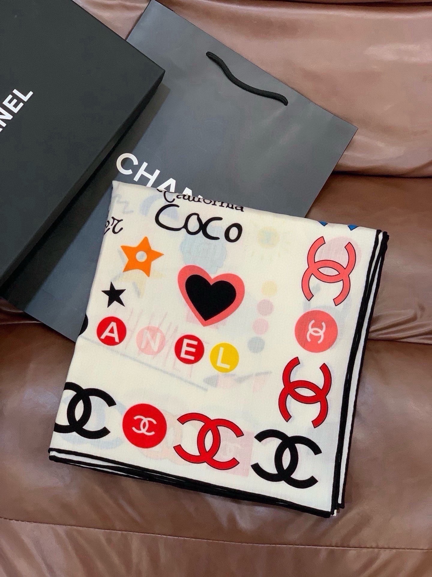高级成衣系列～Chanel 【140双面同色丝绒披肩】此系列谱写一曲自由轻灵的赞歌本系列作品创新演绎品牌