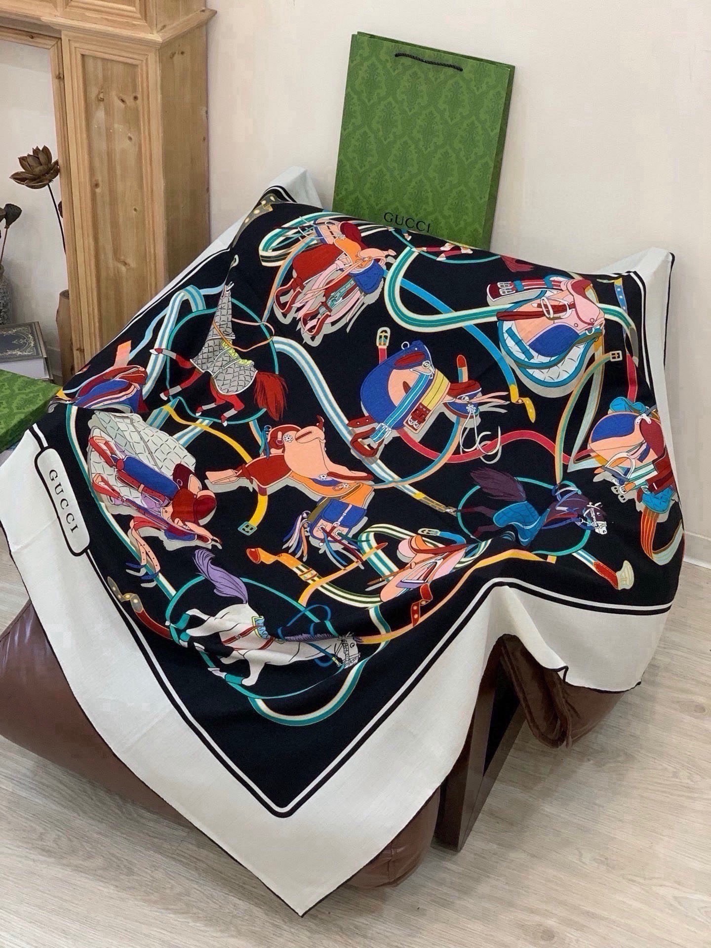 💟Gucci~140双面丝绒披肩马鞍细节和骑马图案以精致色调匠心呈献，意在向品牌与马术世界的深厚渊源致敬