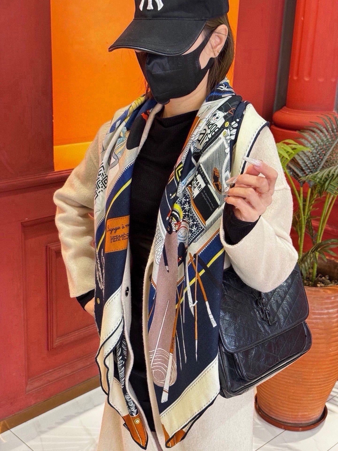 上新❤️。【手提行李】 上新中~这款“手提行李”的款式花色也还是比较经典的颜色色也很秋冬。创作渊源从委内
