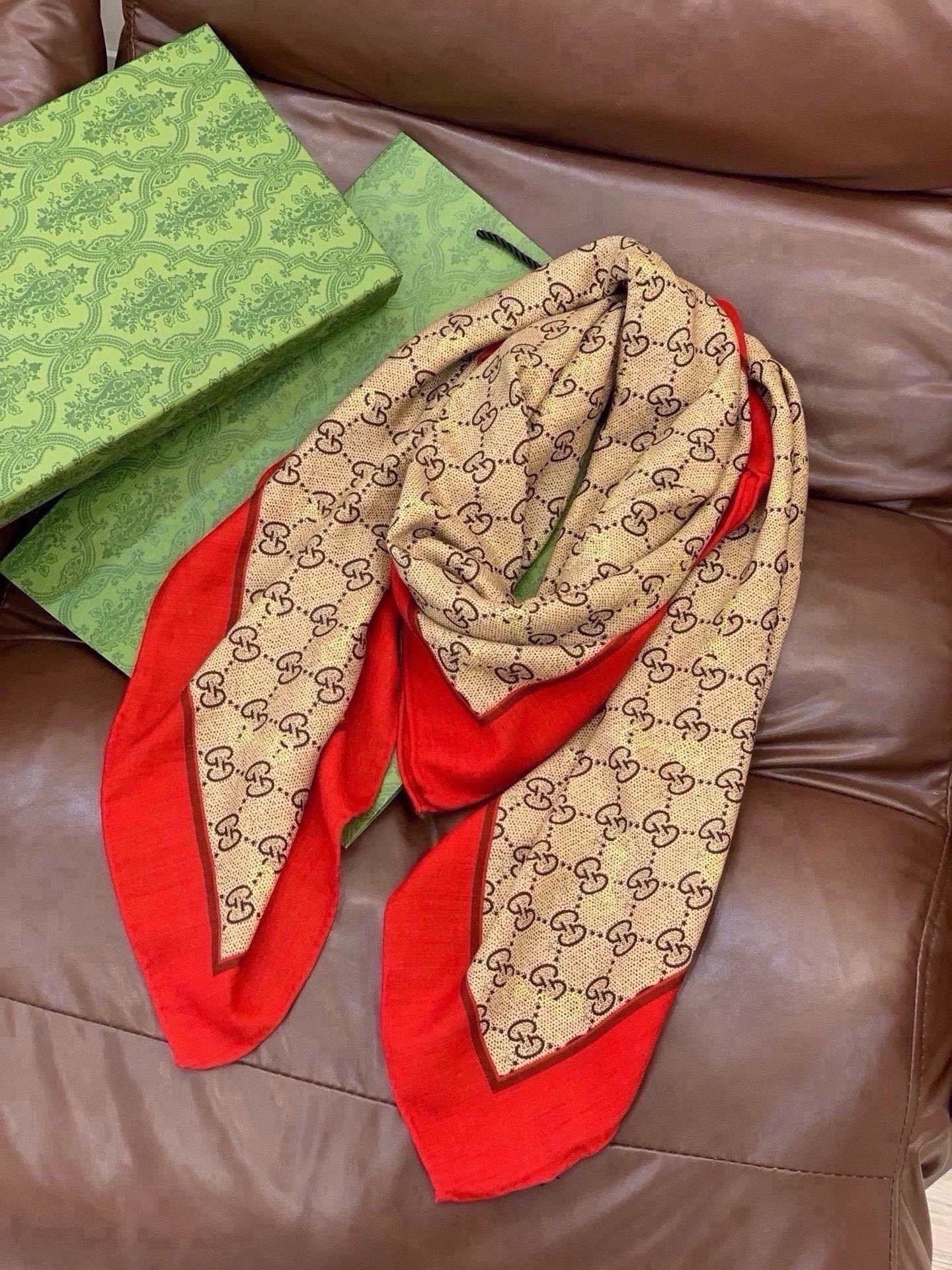 Gucci~140双面丝绒披肩马衔扣细节和GG图案以精致色调匠心呈献，意在向品牌与马术世界的深厚渊源致敬