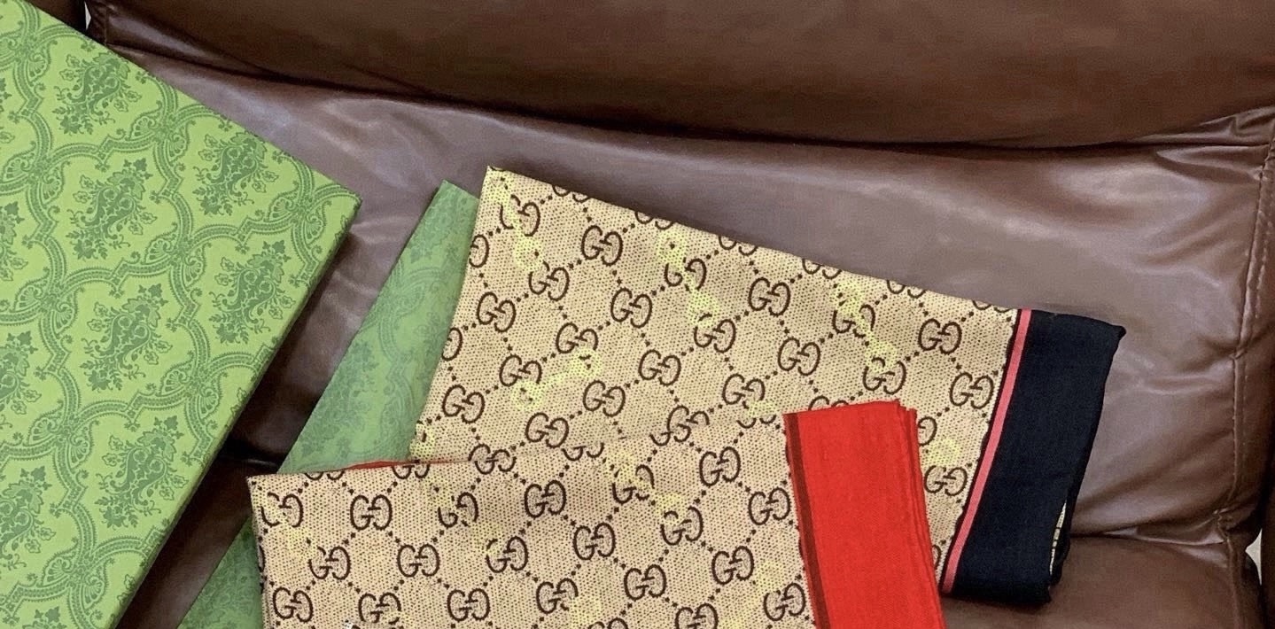 Gucci~140双面丝绒披肩马衔扣细节和GG图案以精致色调匠心呈献，意在向品牌与马术世界的深厚渊源致敬