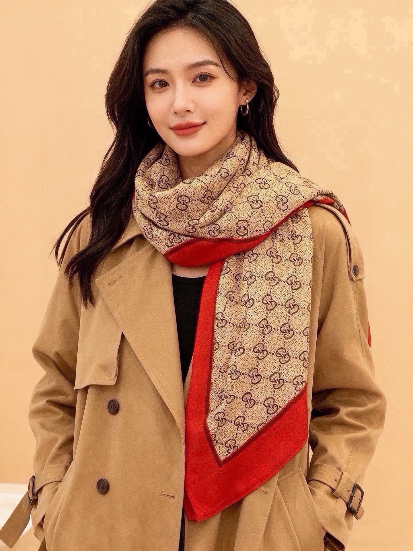 Gucci~140双面丝绒披肩马衔扣细节和GG图案以精致色调匠心呈献，意在向品牌与马术世界的深厚渊源致敬