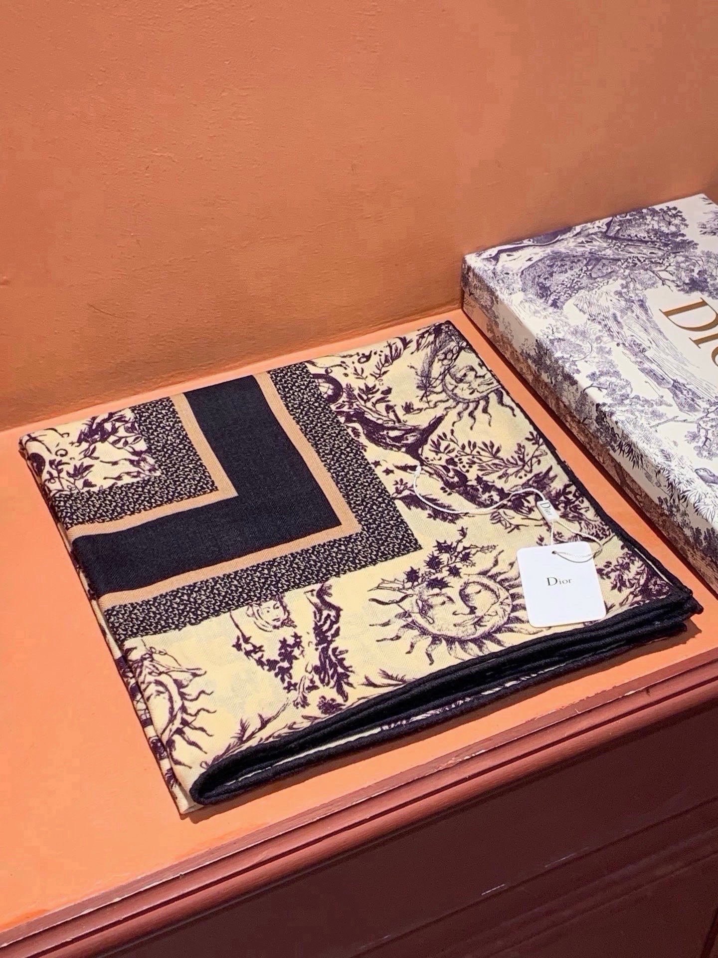 Dior 140丝绒双面同色印花披肩这款 Dior 丝绒披肩以彼得罗•鲁福（Pietro Ruffo）设